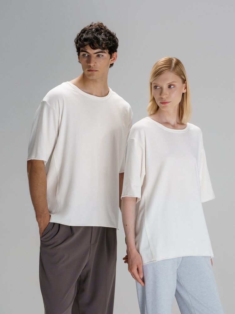 Футболка оверсайз унисекс Vozduh, молочно-белая / Миниатюра модельного (1000)