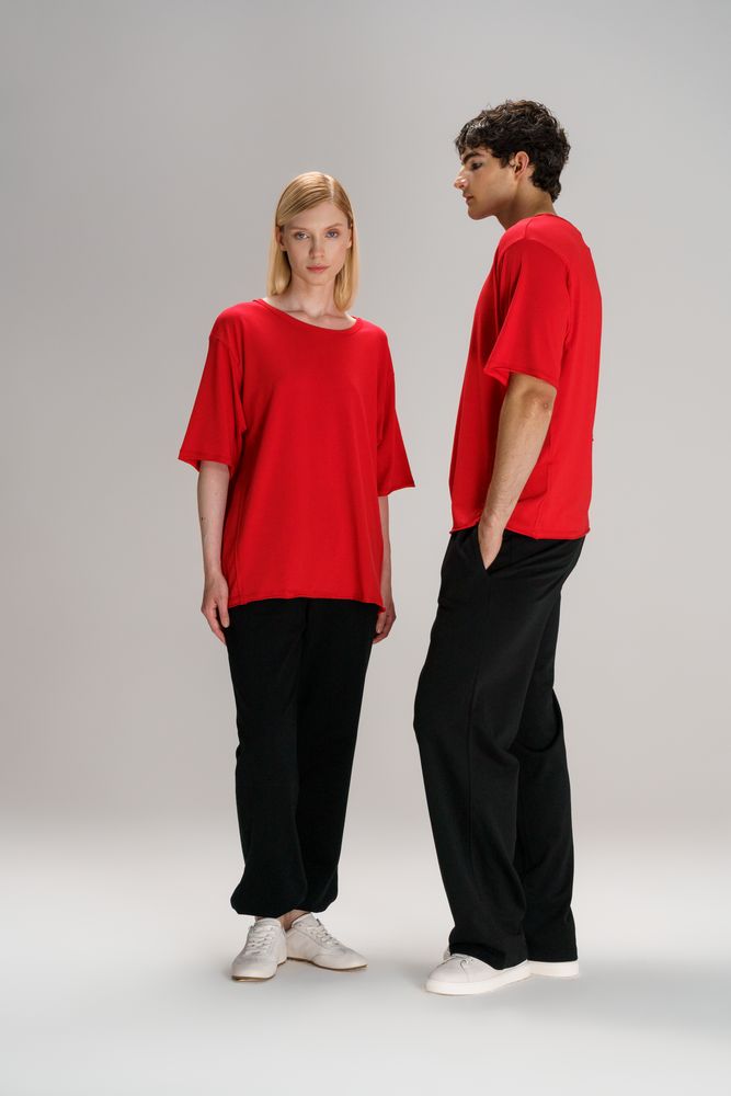 Футболка оверсайз унисекс Vozduh, красная / Миниатюра модельного (1000)