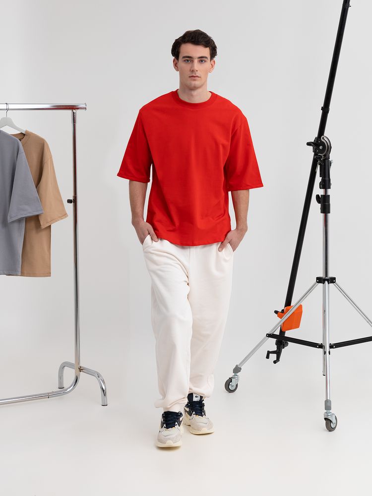 Футболка оверсайз унисекс Kosmos 2.0, красная / Миниатюра модельного (1000)