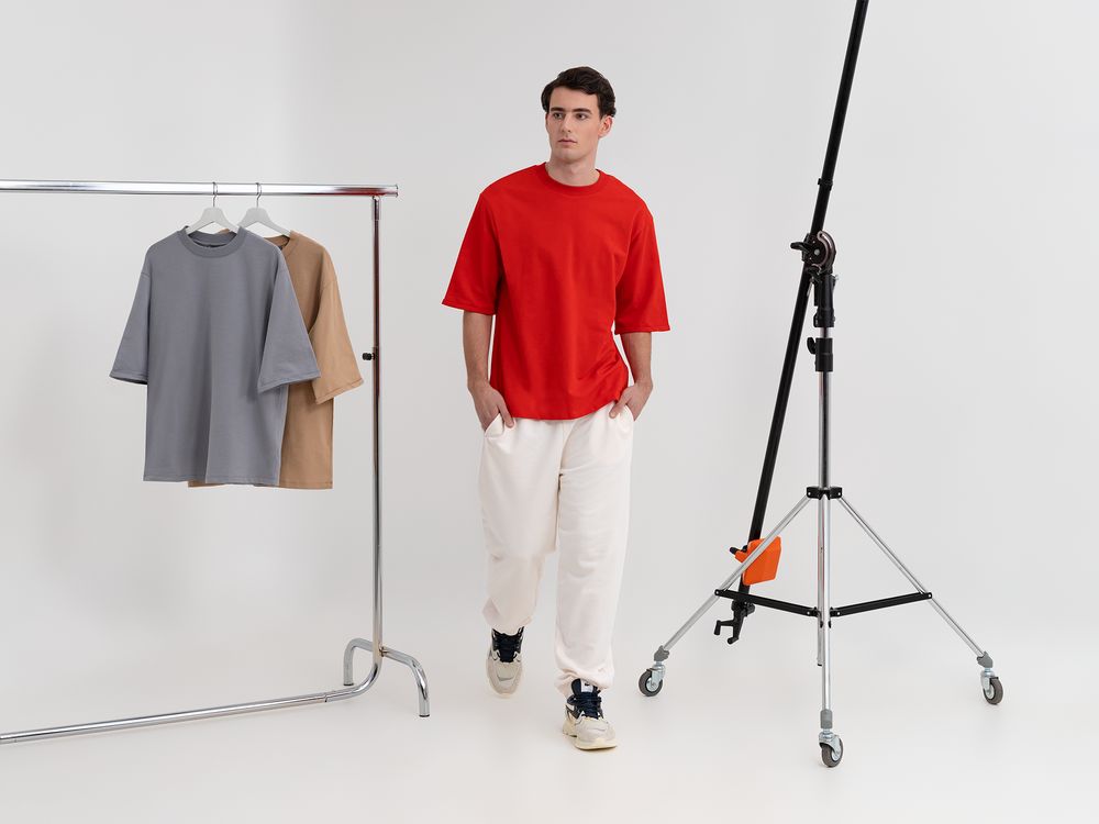 Футболка оверсайз унисекс Kosmos 2.0, красная / Миниатюра модельного (1000)