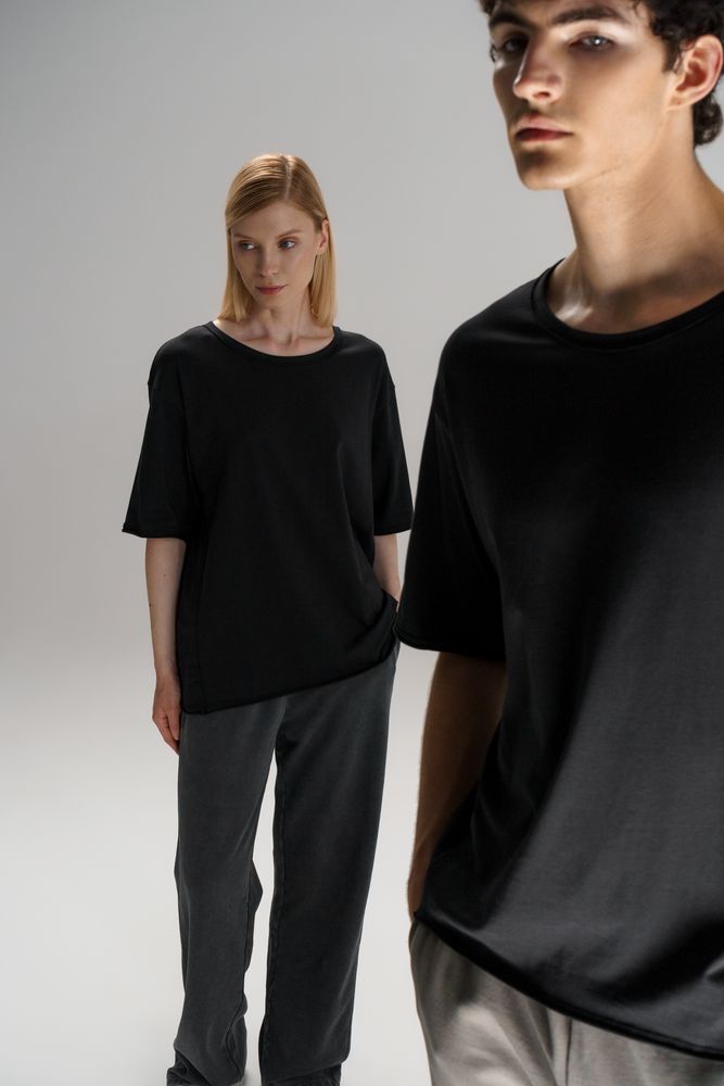 Футболка оверсайз унисекс Vozduh, черная / Миниатюра модельного (1000)