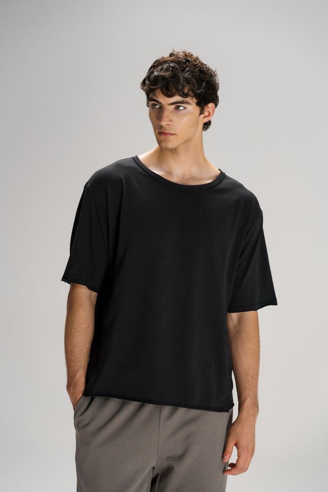 Футболка оверсайз унисекс Vozduh, черная / Миниатюра модельного (1000)