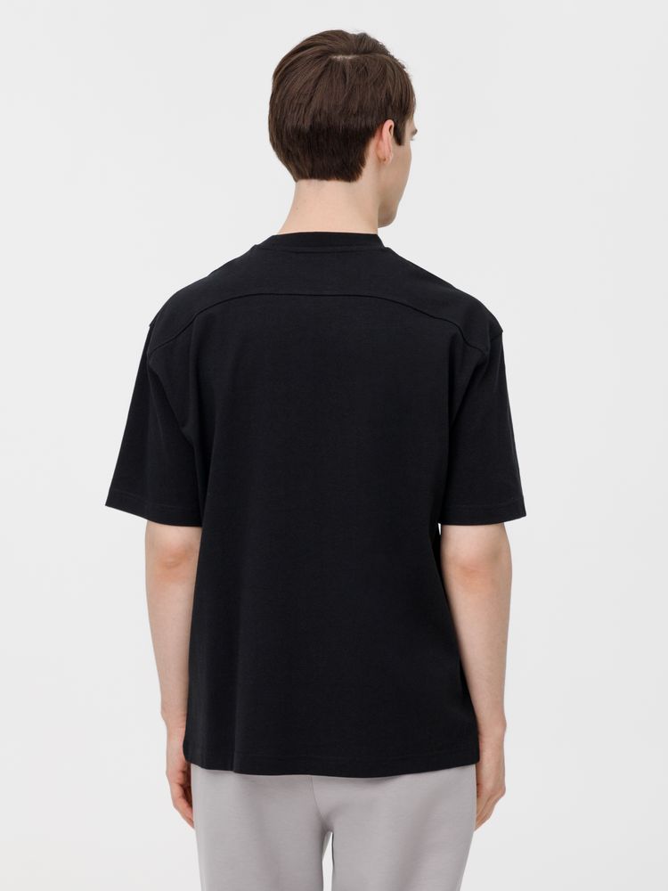 Футболка оверсайз унисекс Sideline, черная / Миниатюра модельного (1000)