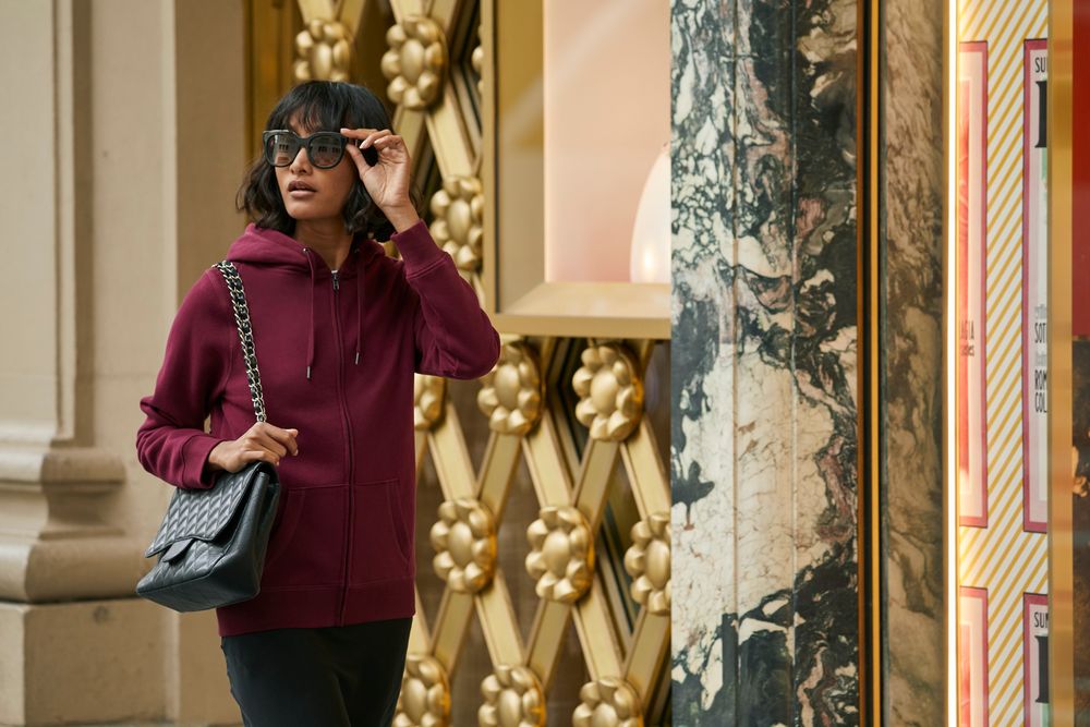 Толстовка с капюшоном на молнии женская Queen, белая / Миниатюра WWW (1000)