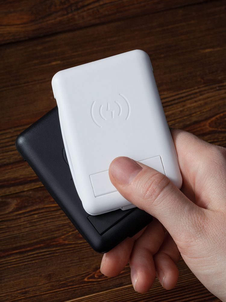 Органайзер с беспроводной зарядкой и набором адаптеров Octopod, белый / Миниатюра WWW (1000)