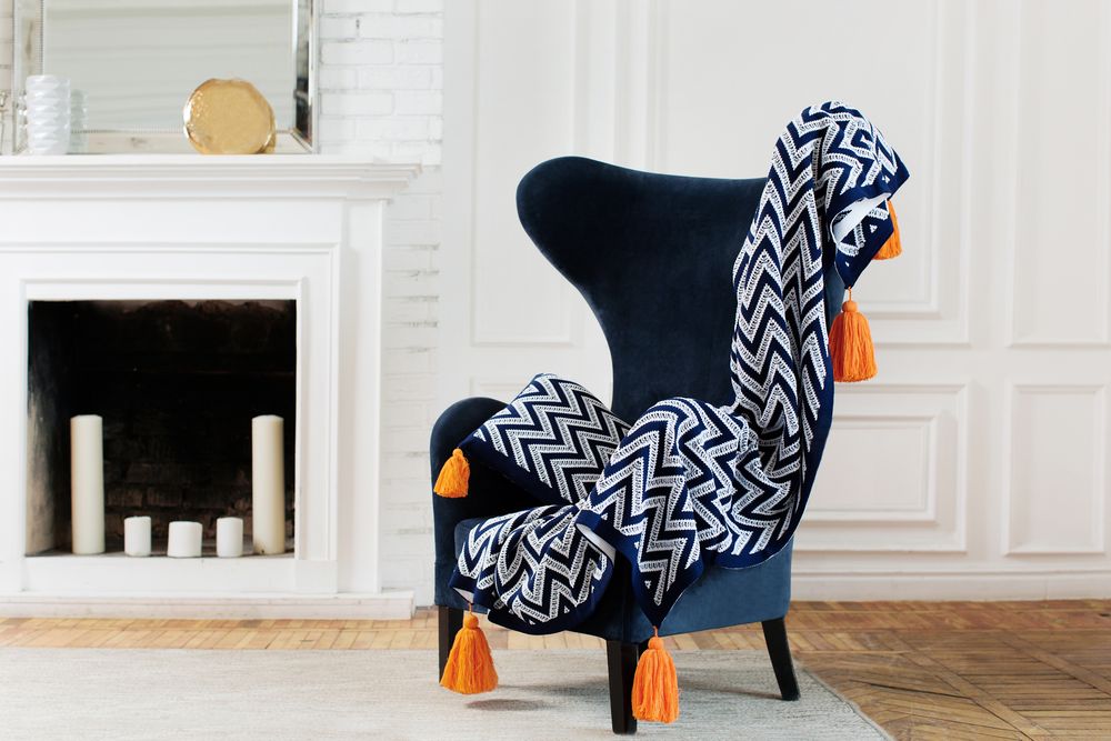 Подушка Levin, сине-белая с оранжевыми кистями / Миниатюра WWW (1000)