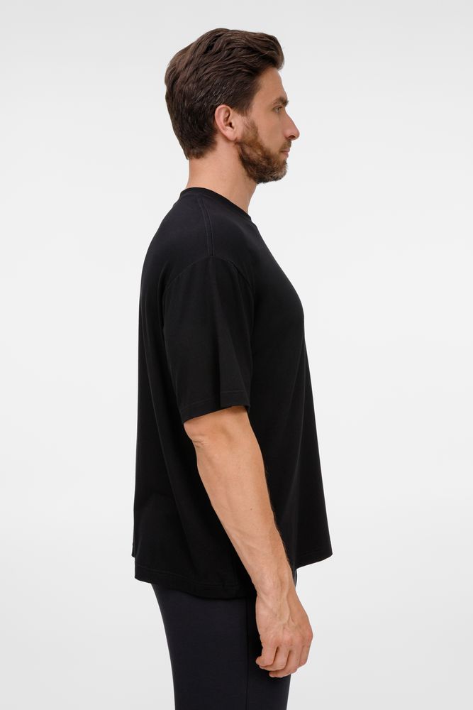 Футболка оверсайз унисекс Lavinia, черная / Миниатюра модельного (1000)