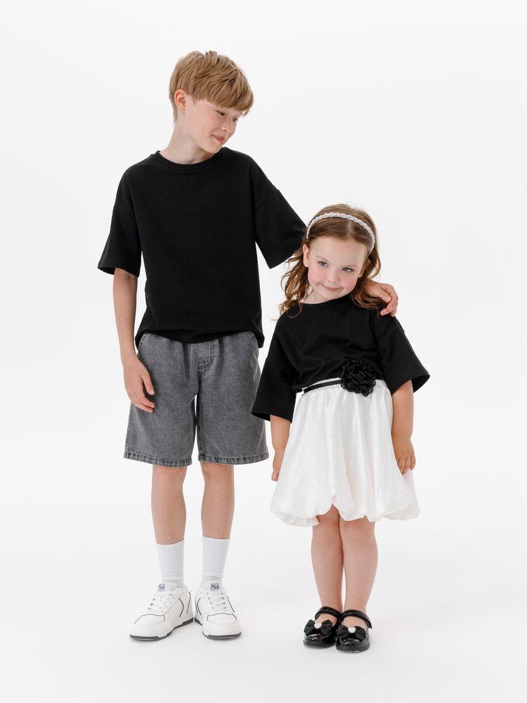 Футболка детская оверсайз Teezer, черная / Миниатюра модельного (1000)