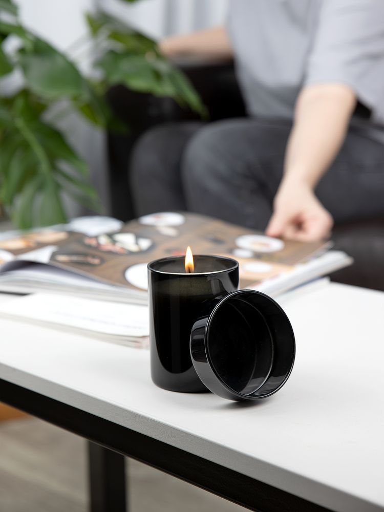 Ароматическая свеча Flikka, сандал и амбра, черная / Миниатюра имиджевого (1000)