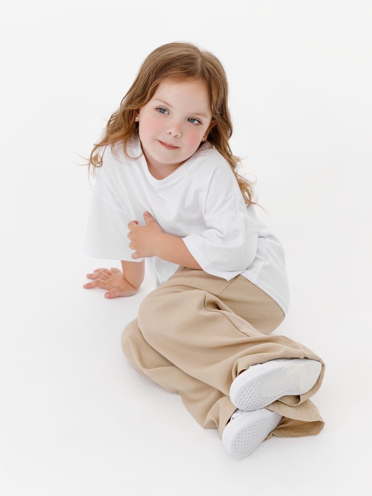 Футболка детская оверсайз Teezer, белая / Миниатюра модельного (1000)