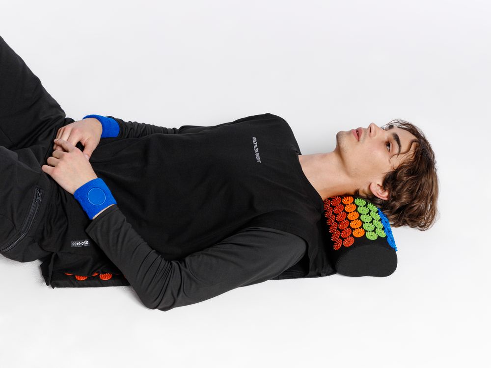 Массажный аккупунктурный коврик с валиком Iglu, разноцветный / Миниатюра модельного (1000)