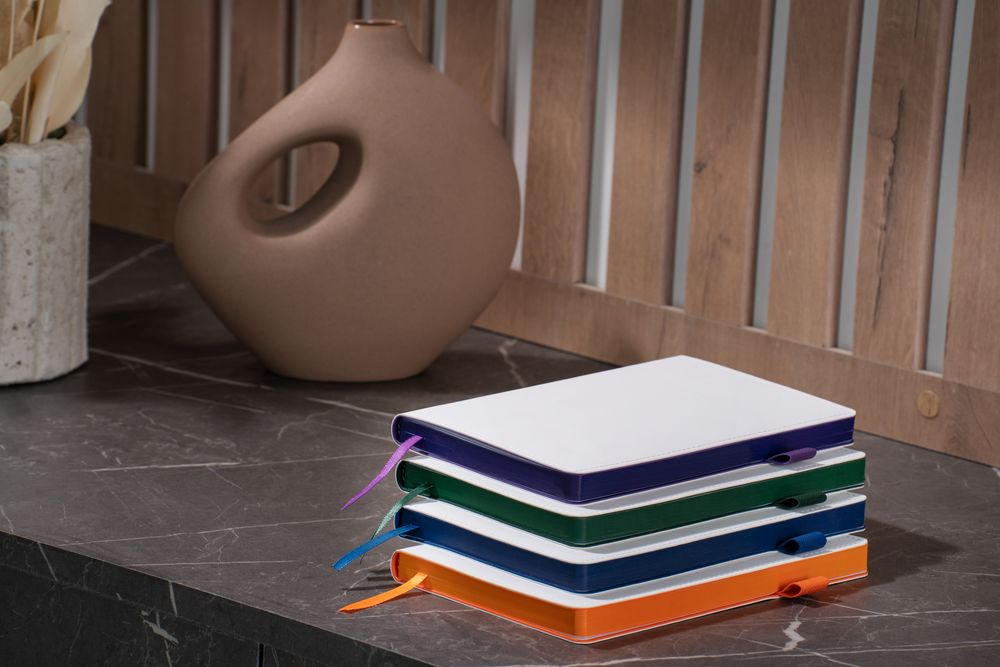 Ежедневник White Shall, недатированный, белый с бордовым / Миниатюра WWW (1000)