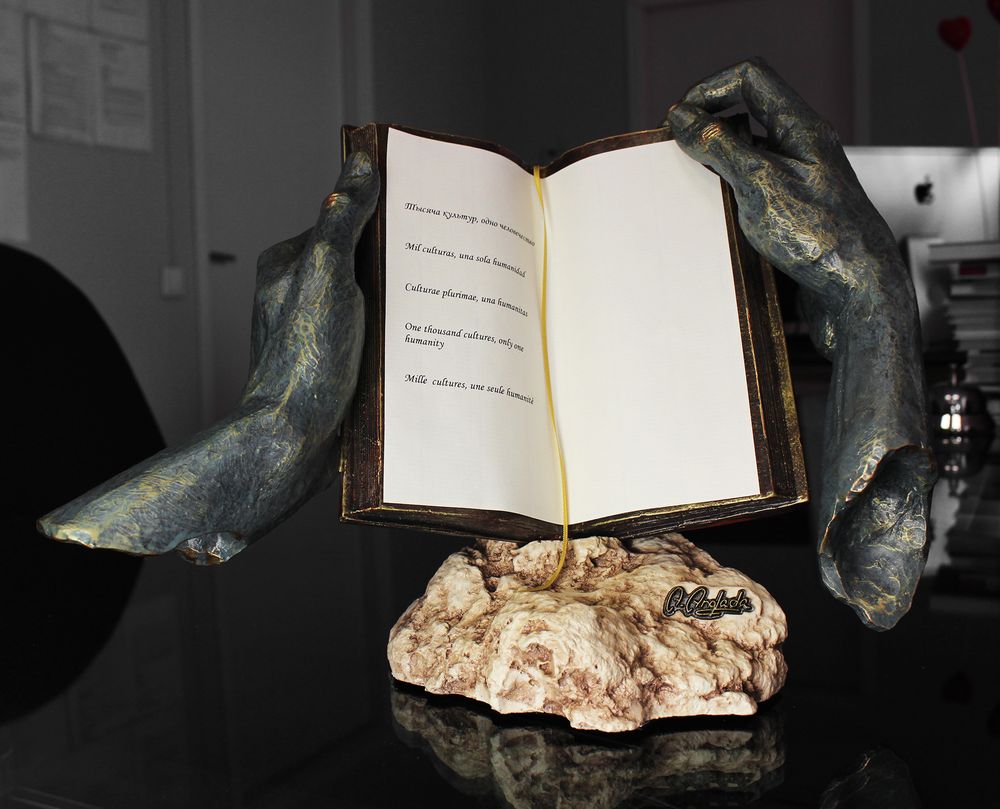 Скульптура «Тысяча культур» / Миниатюра WWW (1000)